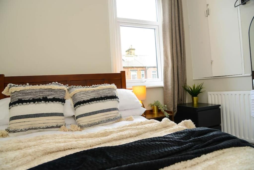 Appartement Delightful 2 Bed Town Centre House, Sleeps 4 à Barnsley Extérieur photo